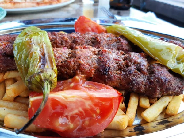 Ízletes Adana Kebab Saláták — Stock Fotó