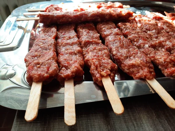 Lezzetli Adana kebabı ve salata