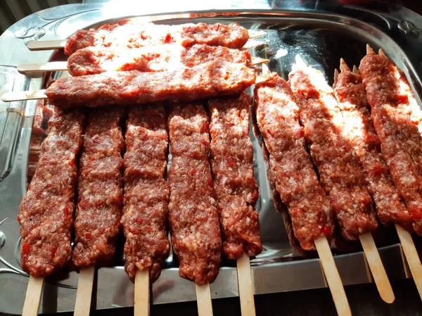 맛있는 아다나 케밥과 샐러드 — 스톡 사진