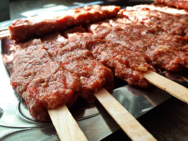 Delicioso Kebab Adana Ensaladas —  Fotos de Stock