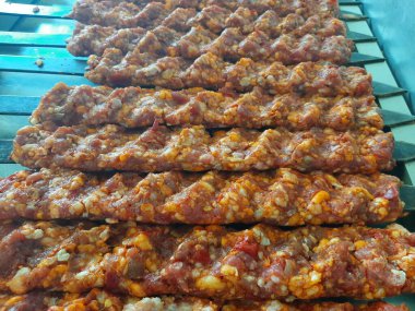 Geleneksel Türk adana kebabı pişirmeye hazır.
