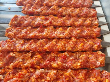 Geleneksel Türk adana kebabı pişirmeye hazır.