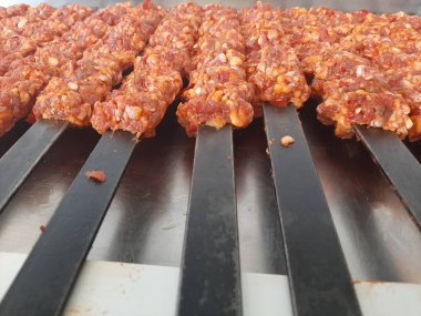 Geleneksel Türk adana kebabı pişirmeye hazır.