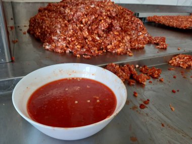 Geleneksel Türk adana kebabı pişirmeye hazır.