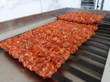 Geleneksel Türk adana kebabı pişirmeye hazır.