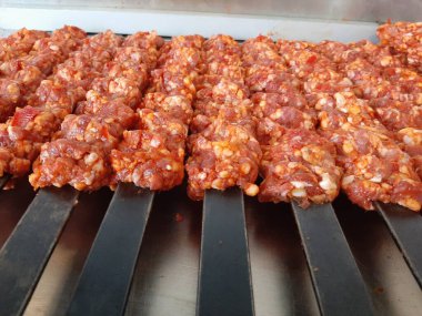 Geleneksel Türk adana kebabı pişirmeye hazır.