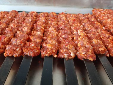 Geleneksel Türk adana kebabı pişirmeye hazır.