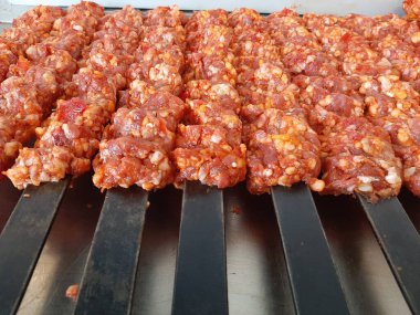 Geleneksel Türk adana kebabı pişirmeye hazır.