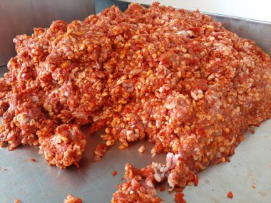 Geleneksel Türk adana kebabı pişirmeye hazır.