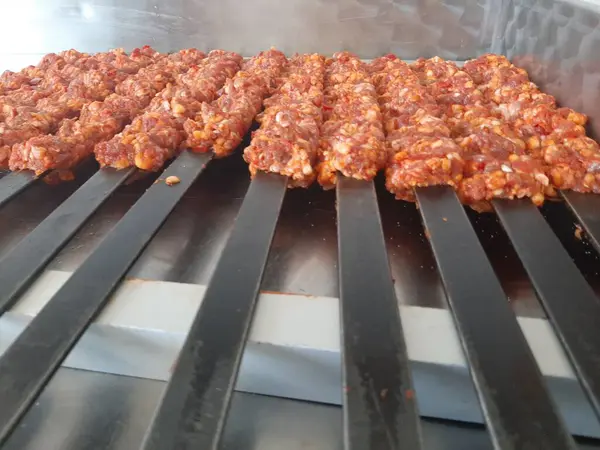 Turco Tradicional Adana Kebab Pronto Para Cozinhar — Fotografia de Stock