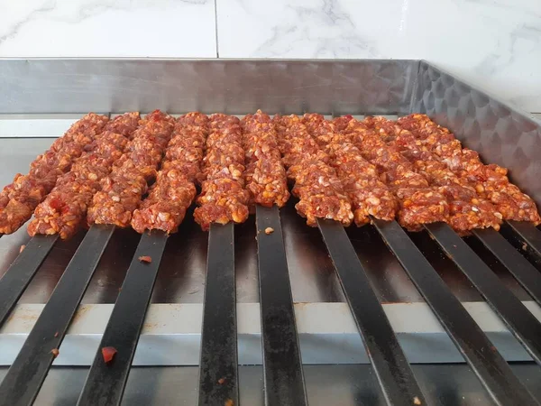 Turco Tradicional Adana Kebab Pronto Para Cozinhar — Fotografia de Stock