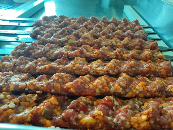Geleneksel Türk Adana Kebabı Pişirmeye Hazır — Stok fotoğraf