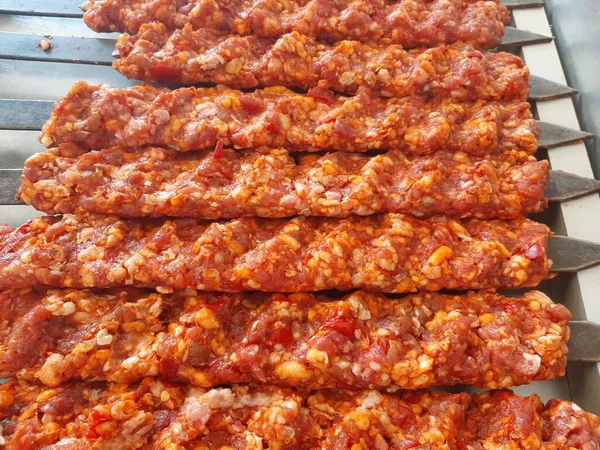 Geleneksel Türk adana kebabı pişirmeye hazır.
