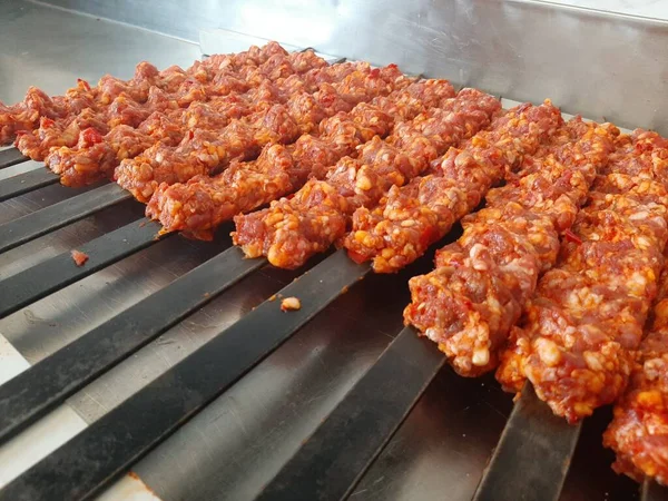 Turco Tradicional Adana Kebab Pronto Para Cozinhar — Fotografia de Stock