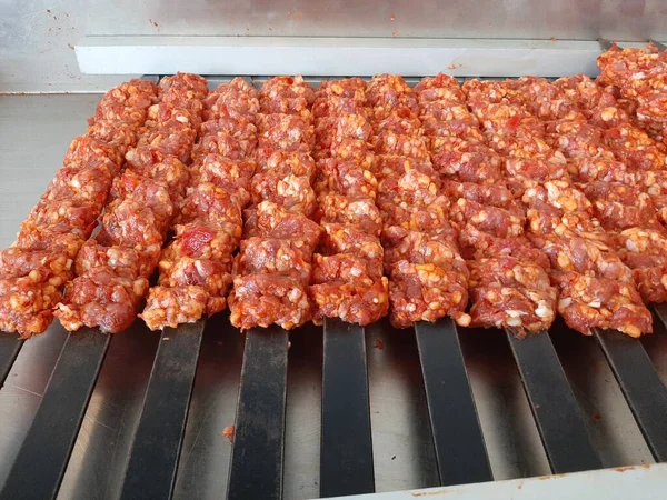 Tradycyjny Turecki Kebab Adana Gotowy Gotowania — Zdjęcie stockowe