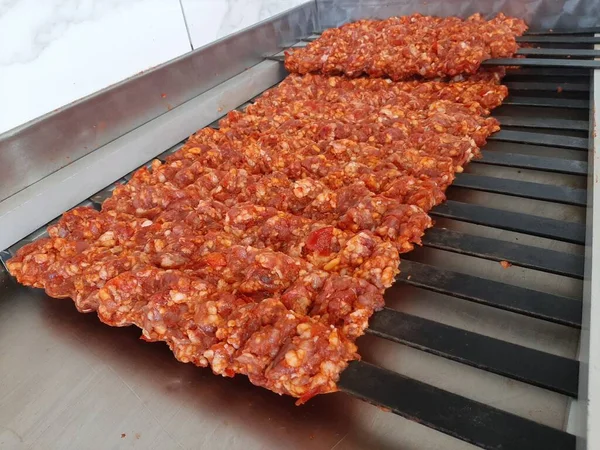 传统的土耳其阿达纳烤肉串已准备好烹调 — 图库照片