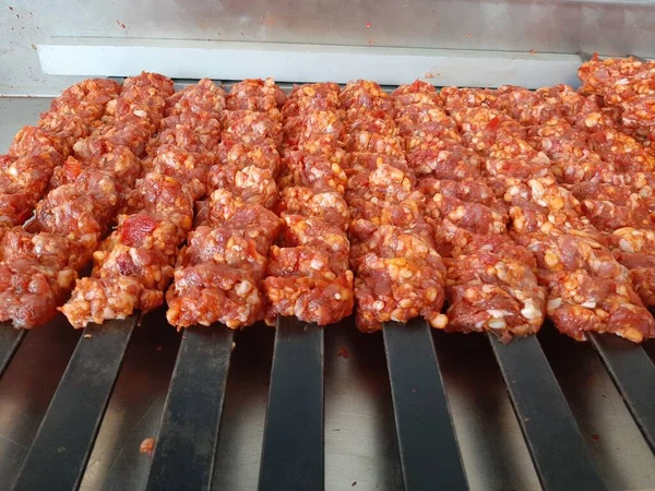 Tradycyjny Turecki Kebab Adana Gotowy Gotowania — Zdjęcie stockowe