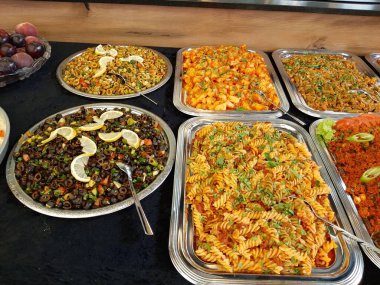 Açık büfe kahvaltı ve yemekler.