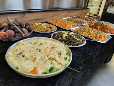 Açık büfe kahvaltı ve yemekler.