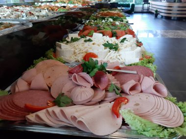 Açık büfe kahvaltı ve yemekler.