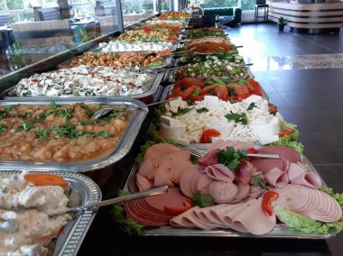 Açık büfe kahvaltı ve yemekler.