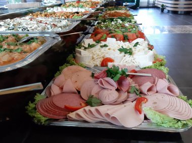 Açık büfe kahvaltı ve yemekler.