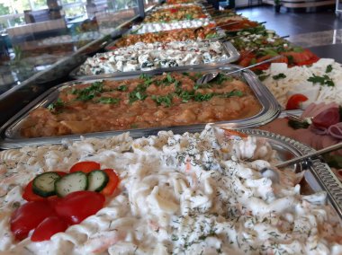 Açık büfe kahvaltı ve yemekler.