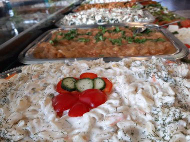 Açık büfe kahvaltı ve yemekler.