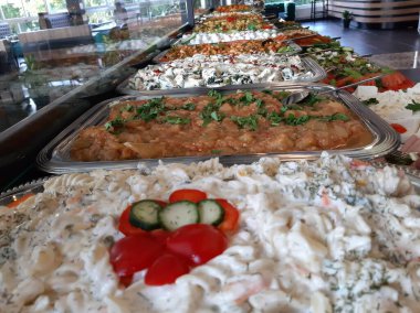 Açık büfe kahvaltı ve yemekler.