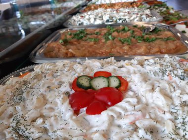 Açık büfe kahvaltı ve yemekler.