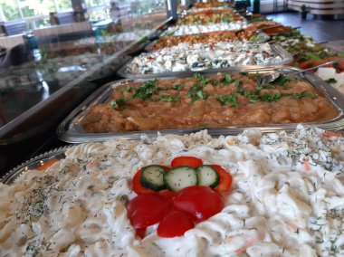 Açık büfe kahvaltı ve yemekler.