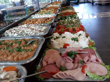 Açık büfe kahvaltı ve yemekler.