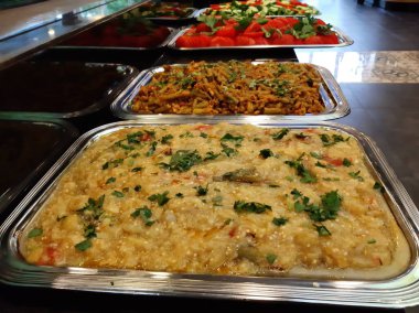 Açık büfe kahvaltı ve yemekler.