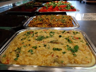 Açık büfe kahvaltı ve yemekler.