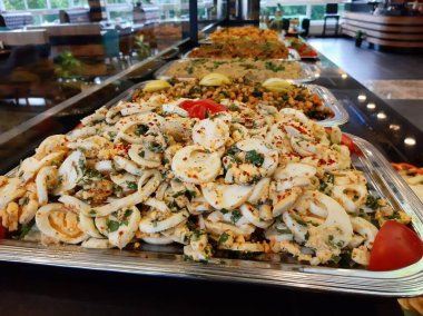 Açık büfe kahvaltı ve yemekler.