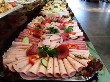 Açık büfe kahvaltı ve yemekler.