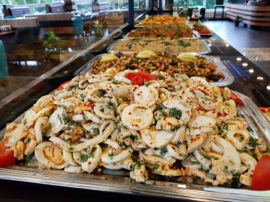 Açık büfe kahvaltı ve yemekler.