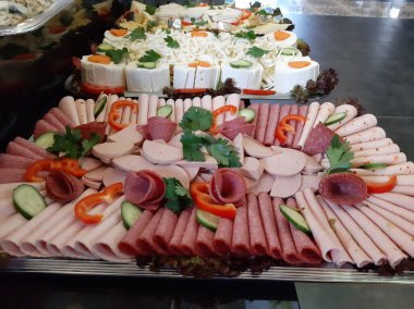 Açık büfe kahvaltı ve yemekler.