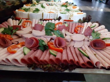 Açık büfe kahvaltı ve yemekler.