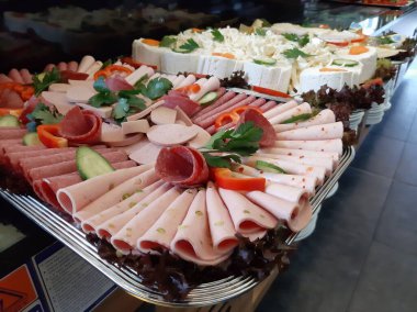 Açık büfe kahvaltı ve yemekler.