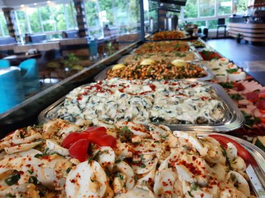 Açık büfe kahvaltı ve yemekler.