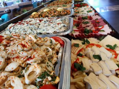 Açık büfe kahvaltı ve yemekler.