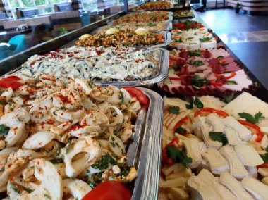 Açık büfe kahvaltı ve yemekler.