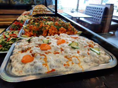 Açık büfe kahvaltı ve yemekler.