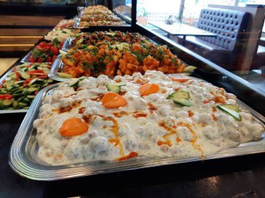 Açık büfe kahvaltı ve yemekler.