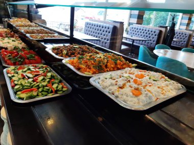 Açık büfe kahvaltı ve yemekler.