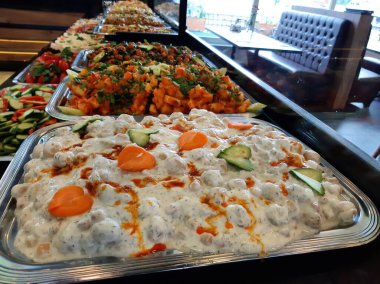 Açık büfe kahvaltı ve yemekler.