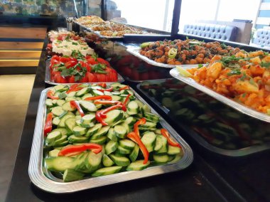 Açık büfe kahvaltı ve yemekler.