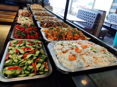 Açık büfe kahvaltı ve yemekler.