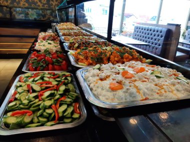 Açık büfe kahvaltı ve yemekler.